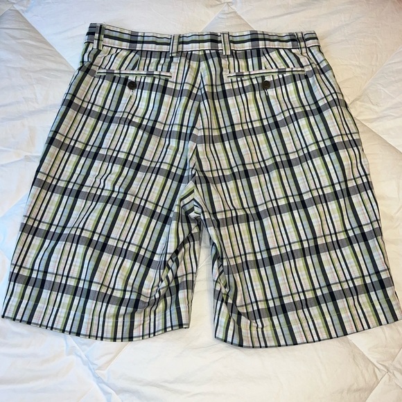 Cutter & Buck CB Men's Flat Front Plaid White Black Green Sz 34 Inseam 9.5" - Picture 4 of 5